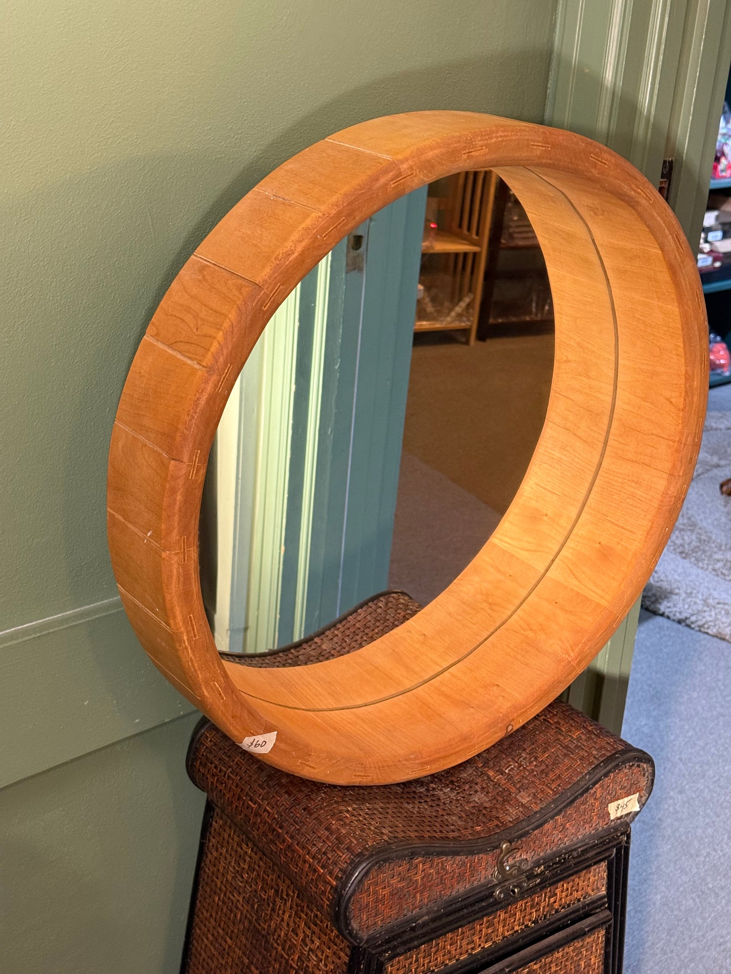 Round mirror