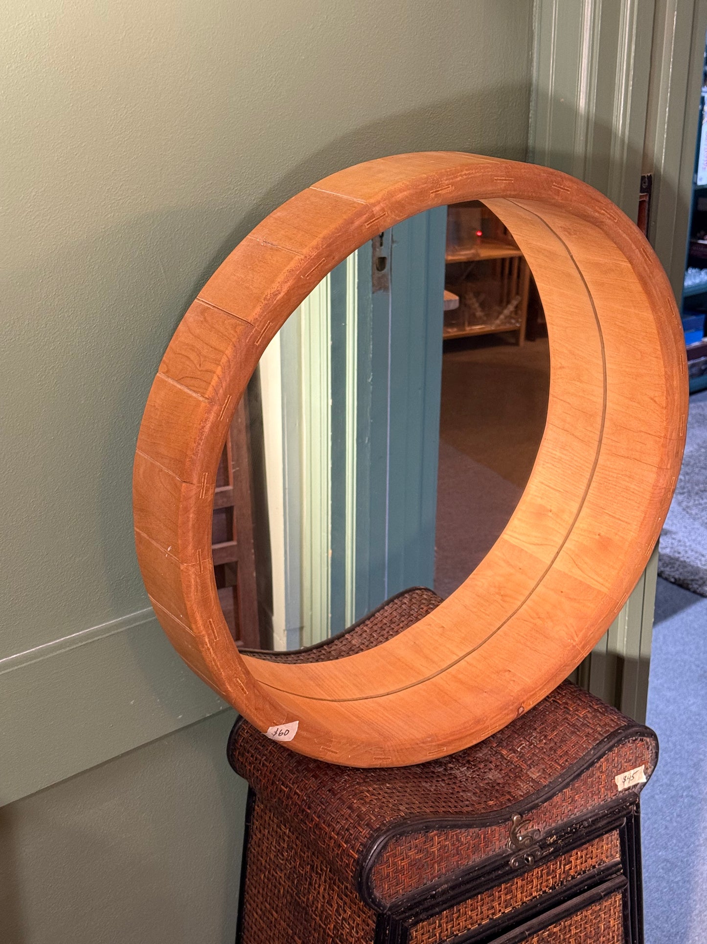 Round mirror